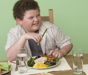 Полных детей нельзя ограничивать в еде
