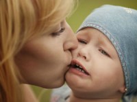 Поцелуи родителей несут опасность для здоровья зубов ребенка