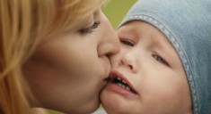 Поцелуи родителей несут опасность для здоровья зубов ребенка